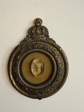 Vintage RIBA Co. Inc. style 15 meta frame wall hanging 2 D gold face cameo